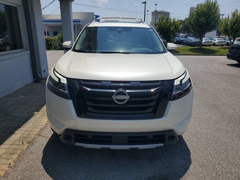 Certified 2024 Nissan Pathfinder Platinum w/ Black Appearance Package FWD image 14