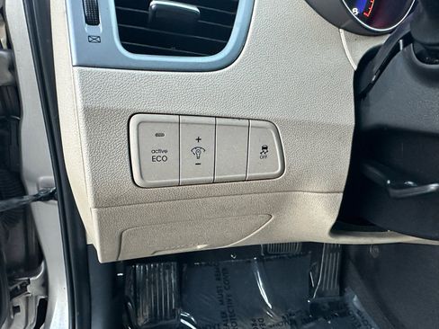 Used 2014 Hyundai Elantra SE image 30