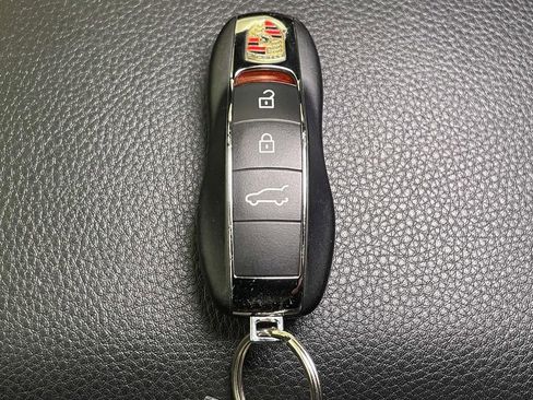 Used 2022 Porsche Macan image 45