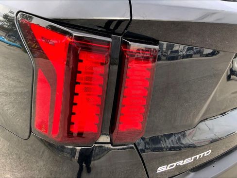 Used 2023 Kia Sorento LX image 27