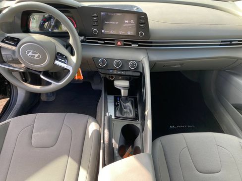 Certified 2025 Hyundai Elantra SE FWD image 30