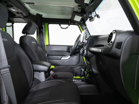 Used 2016 Jeep Wrangler Unlimited Sahara w/ Connectivity Group image 26