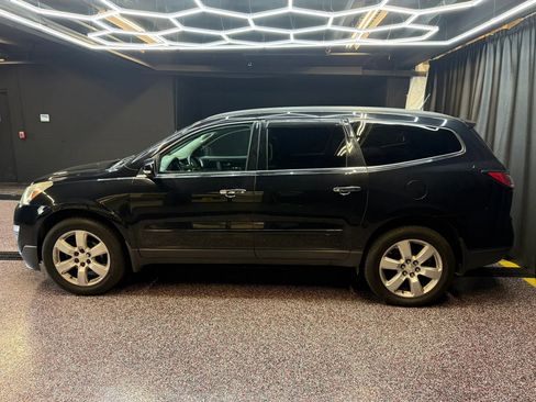 Used 2017 Chevrolet Traverse LT w/ Style and Technology Package FWD image 4