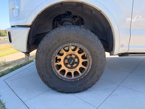 Used 2015 Ford F150 Platinum w/ Equipment Group 701A Luxury AWD/4WD image 14