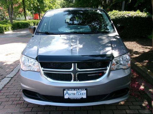 Used 2018 Dodge Grand Caravan SE w/ UConnect Hands-Free Group FWD image 2