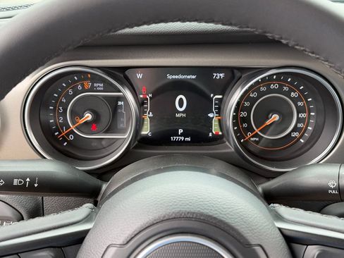 Used 2023 Jeep Gladiator Sport AWD/4WD image 13