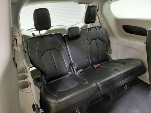 Certified 2024 Chrysler Pacifica Touring-L image 27