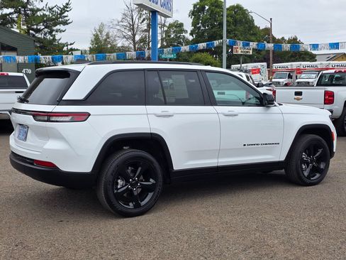 Used 2025 Jeep Grand Cherokee Altitude AWD/4WD image 34