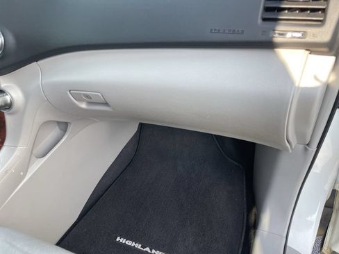 Used 2011 Toyota Highlander Limited w/ Tow Pkg FWD image 34