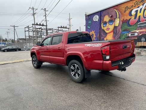 Used 2019 Toyota Tacoma TRD Sport image 3