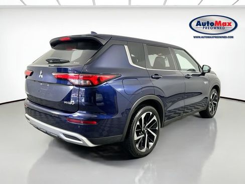 Used 2024 Mitsubishi Outlander SE image 2