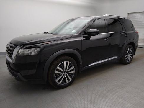 Used 2022 Nissan Pathfinder Platinum image 2