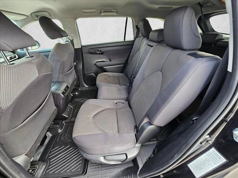 Used 2021 Toyota Highlander LE FWD image 18