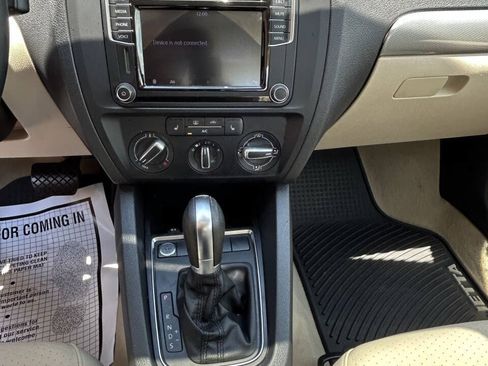 Used 2016 Volkswagen Jetta SE FWD image 12