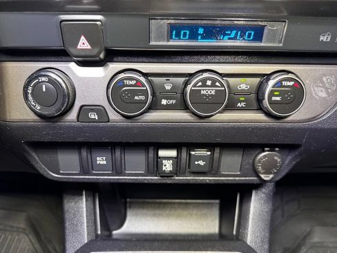 Used 2021 Toyota Tacoma SR5 AWD/4WD image 32