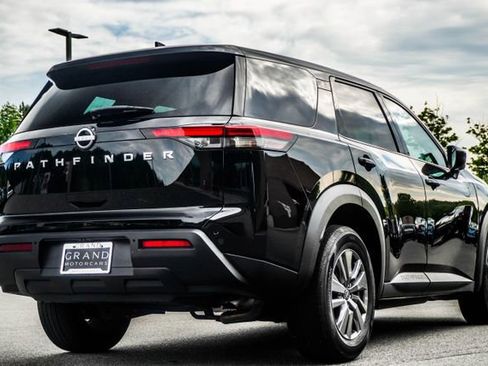 Used 2025 Nissan Pathfinder S FWD image 12