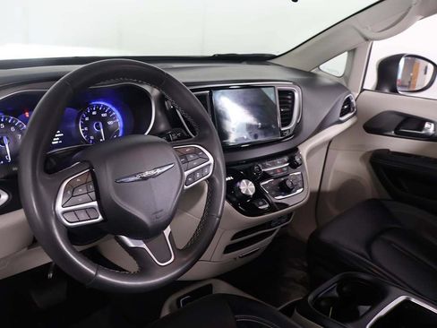 Used 2023 Chrysler Pacifica Touring-L FWD image 25