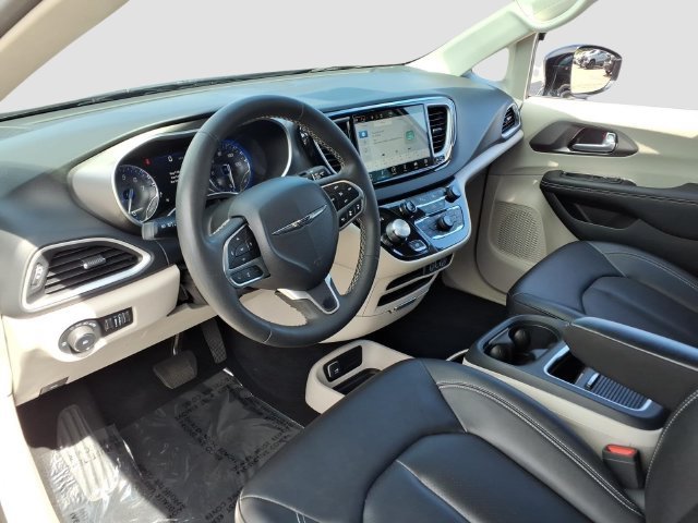 Used 2024 Chrysler Pacifica Touring-L FWD image 9