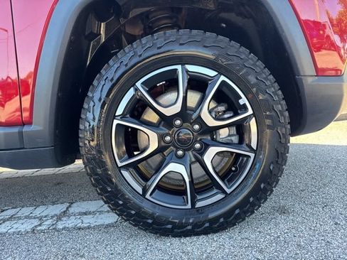 Used 2025 Jeep Compass Trailhawk AWD/4WD image 9
