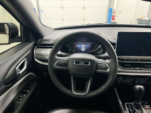 Used 2023 Jeep Compass Latitude AWD/4WD image 11