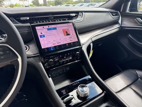 New 2025 Jeep Grand Cherokee Limited w/ Luxury Tech Group II image 19