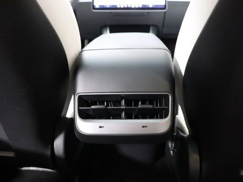 Used 2021 Tesla Model Y Long Range image 50