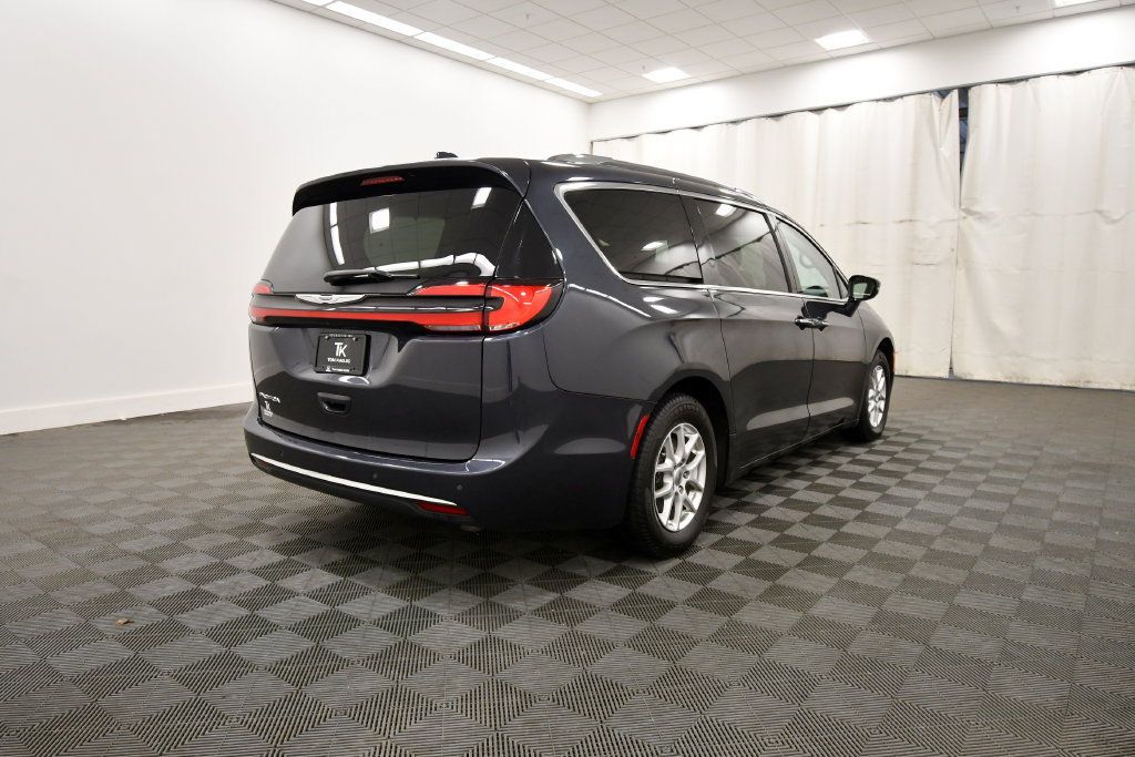 Used 2021 Chrysler Pacifica Touring-L FWD image 8