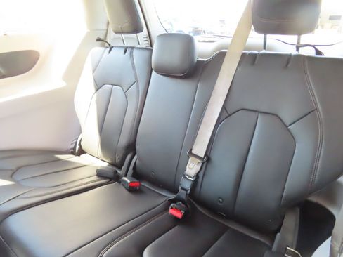 Used 2017 Chrysler Pacifica Touring-L FWD image 39