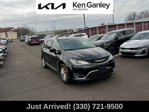Used 2018 Chrysler Pacifica Touring-L image 3