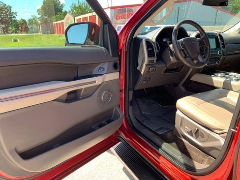 Used 2018 Ford Expedition Max XLT w/ Equipment Group 202A AWD/4WD image 9