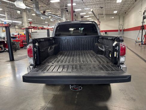 Certified 2022 Toyota Tacoma TRD Off-Road AWD/4WD image 34