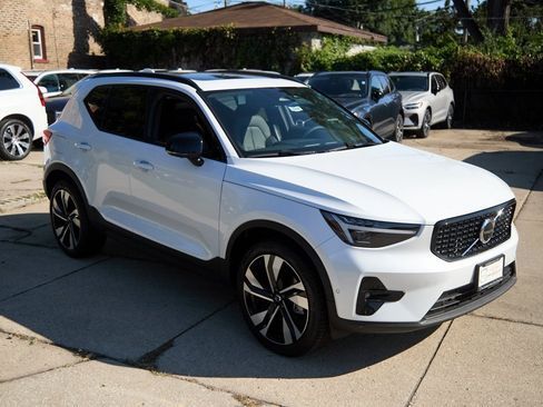 New 2025 Volvo XC40 B5 Plus w/ Climate Package image 4