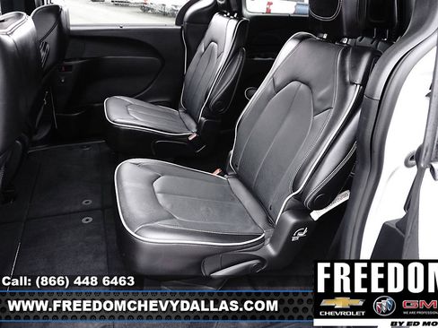 Used 2025 Chrysler Pacifica Limited image 10