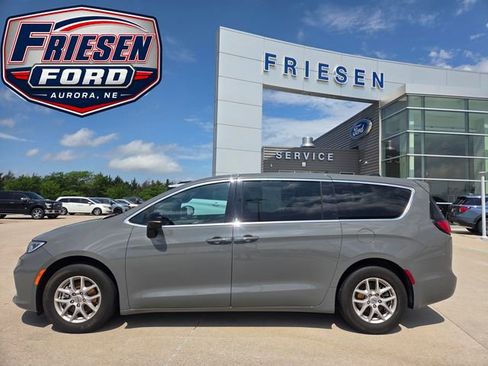 Used 2025 Chrysler Pacifica Select FWD image 3