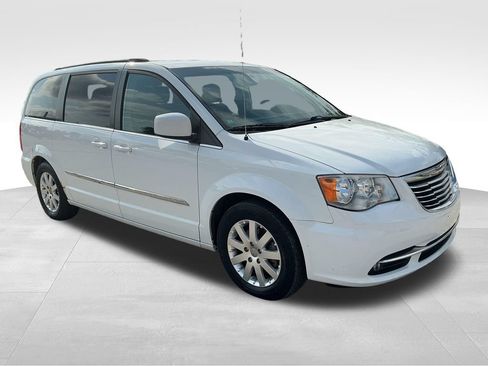 Used 2015 Chrysler Town & Country Touring FWD image 8