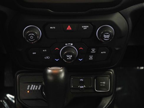 Used 2019 Jeep Renegade Trailhawk w/ Cold Weather Group II AWD/4WD image 18