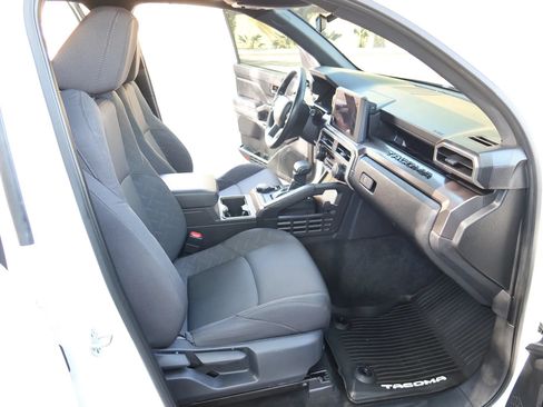 Used 2025 Toyota Tacoma SR5 AWD/4WD image 30