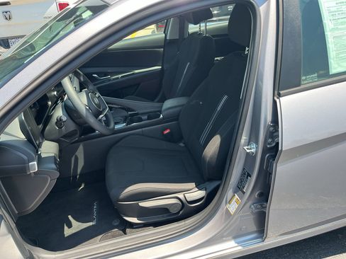 Used 2025 Hyundai Elantra Hybrid FWD image 32