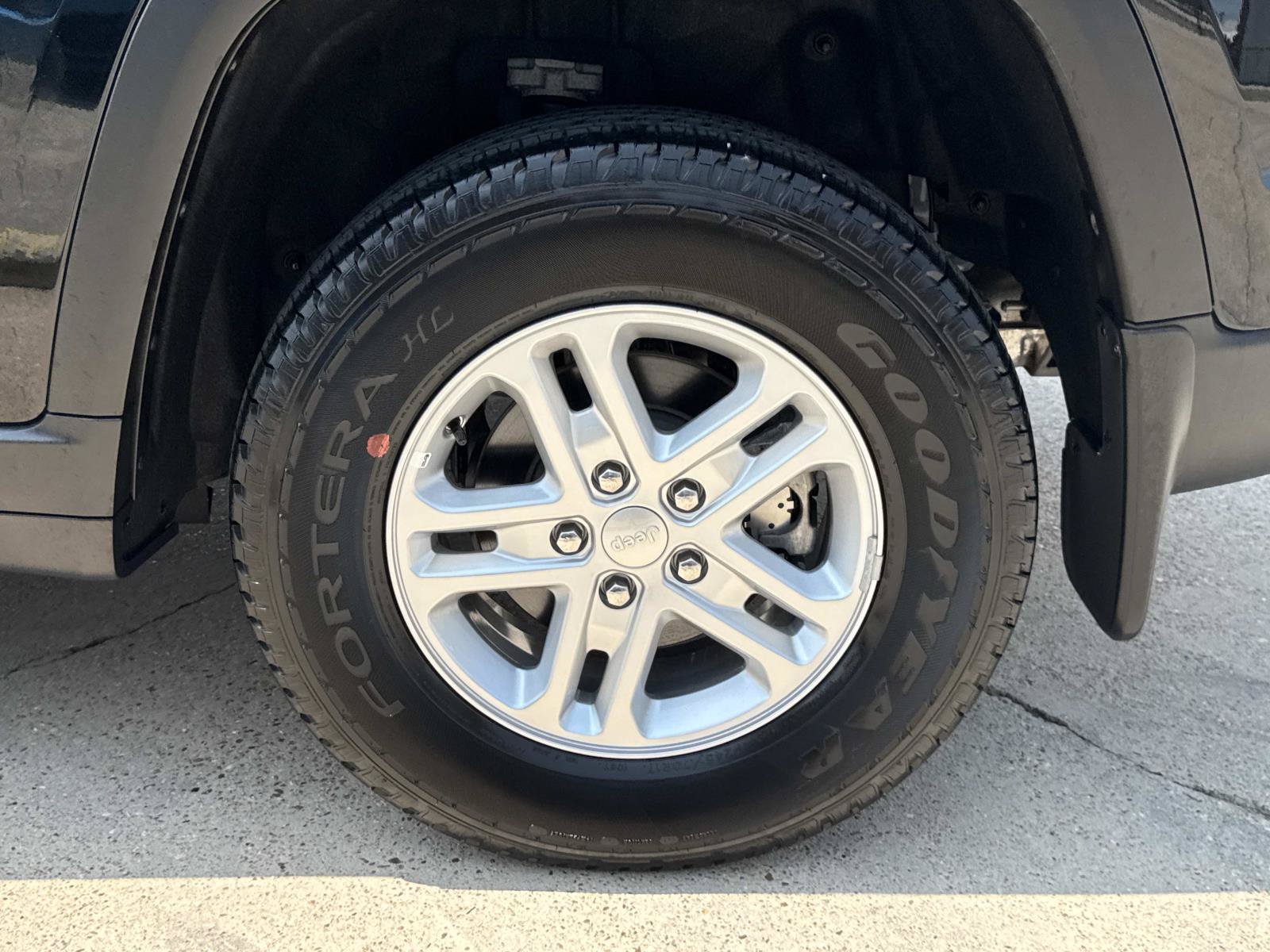 Used 2025 Jeep Grand Cherokee Laredo RWD image 4