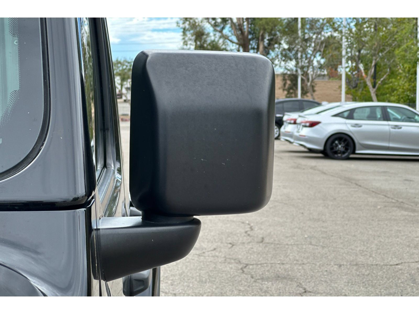Used 2018 Jeep Wrangler Unlimited Sahara AWD/4WD image 12