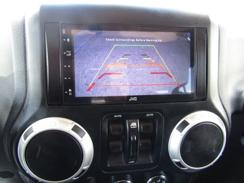 Used 2014 Jeep Wrangler Unlimited Sahara w/ Max Tow Package image 27