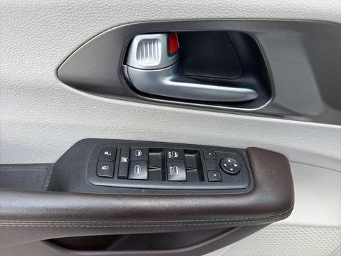 Used 2018 Chrysler Pacifica Touring-L FWD image 17