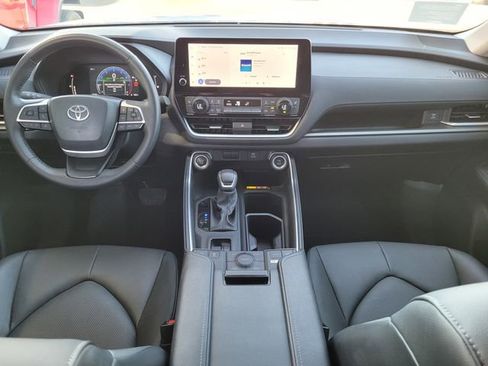 Used 2024 Toyota Grand Highlander AWD image 6