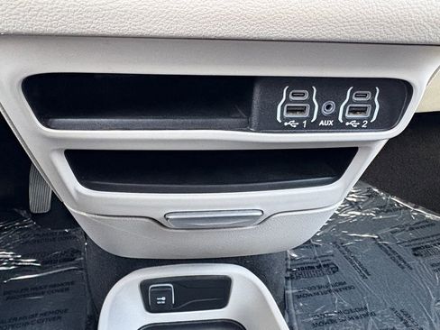 Used 2024 Chrysler Pacifica Touring-L image 6