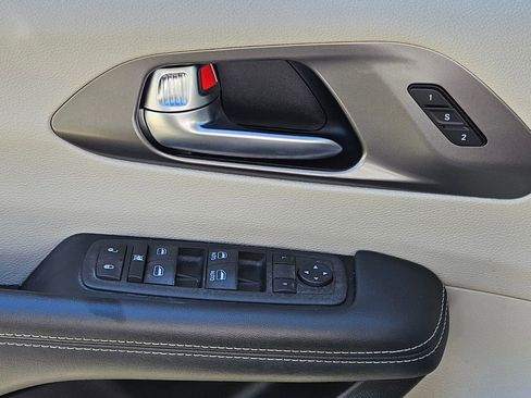 Used 2023 Chrysler Pacifica Touring-L image 27