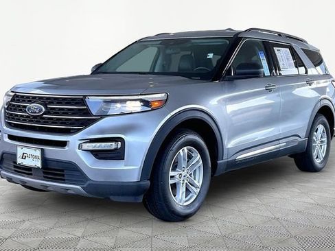 Used 2023 Ford Explorer XLT w/ Equipment Group 202A AWD/4WD image 3