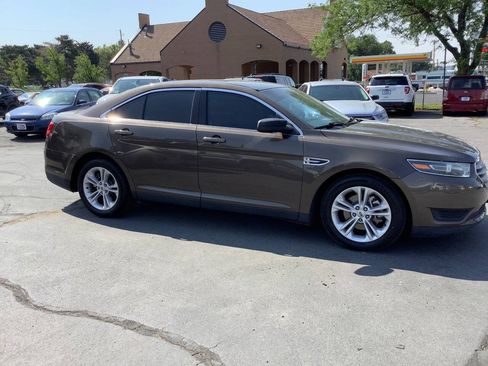 Used 2016 Ford Taurus SE FWD image 8