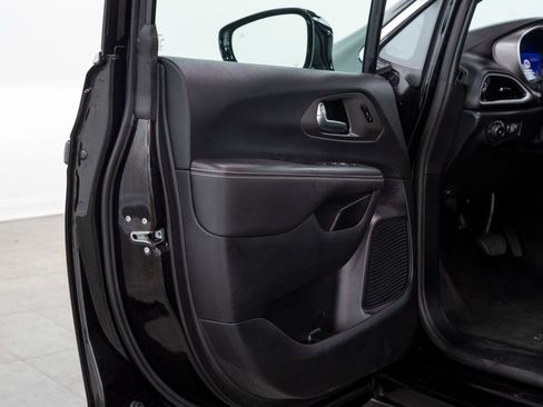 Used 2025 Chrysler Pacifica Select FWD image 6