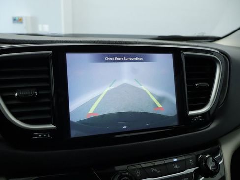 Certified 2023 Chrysler Pacifica Touring-L FWD image 35