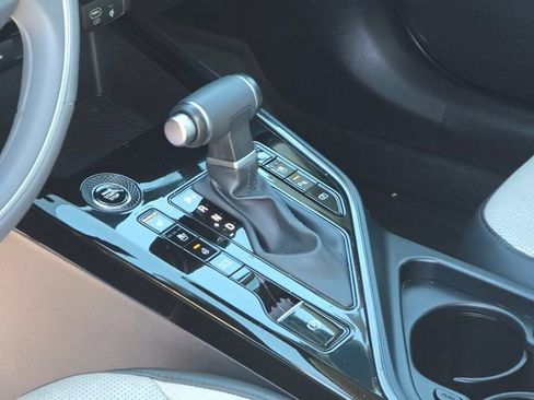 Used 2025 Kia Niro SX image 24